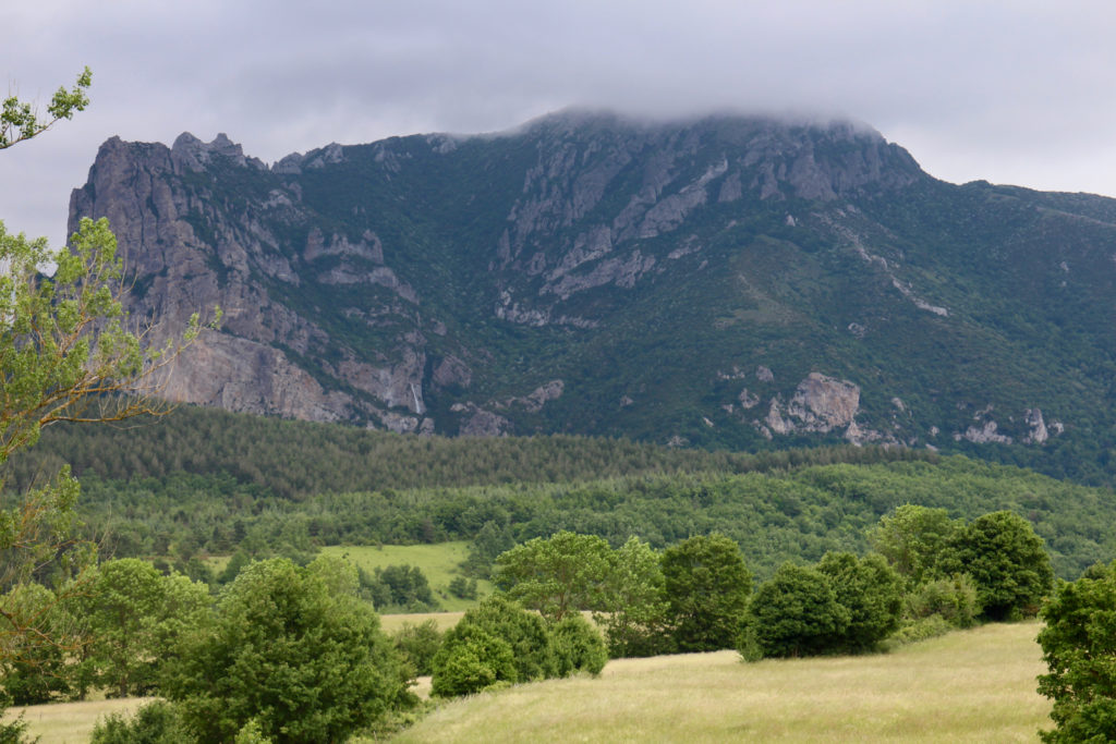 Blick auf den nicht minder geheimnisvollen Berg Bugarach, Foto HLK 2017